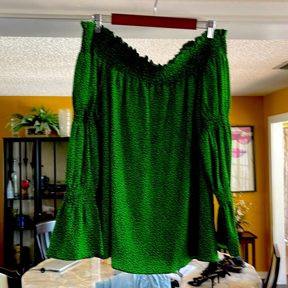 Gorgeous bright green top!